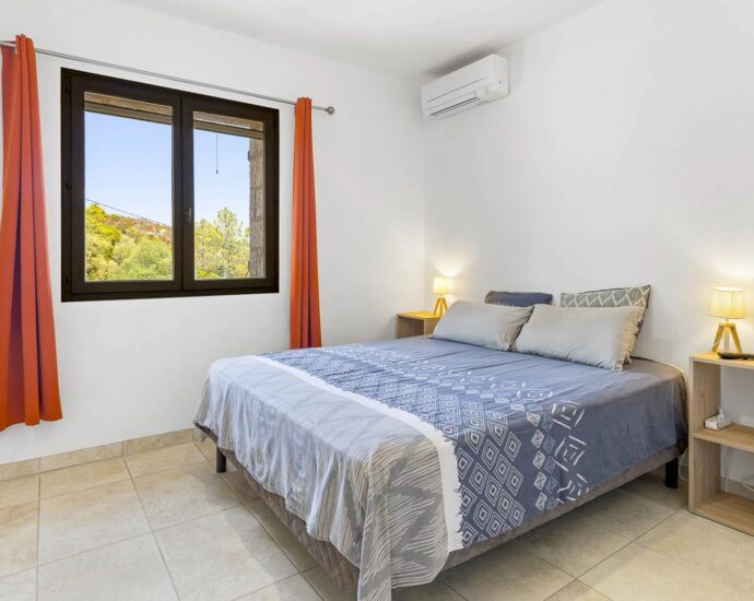 Hameau de Gialla, Villa en pierres, 7 chambres, Appartement indépendant, Piscine, Aperçu mer, proche plages de Saint-Cyprien et Cala Rossa