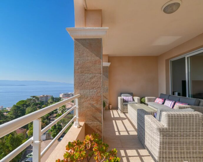 Ajaccio, Appartement en duplex, 3 chambres, terrasse, vue mer panoramique, proche plage
