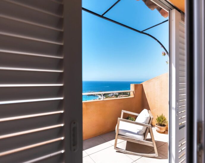 Ajaccio, Route des Sanguinaires, Appartement duplex, 4 chambres, vue panoramique mer, plage à pied