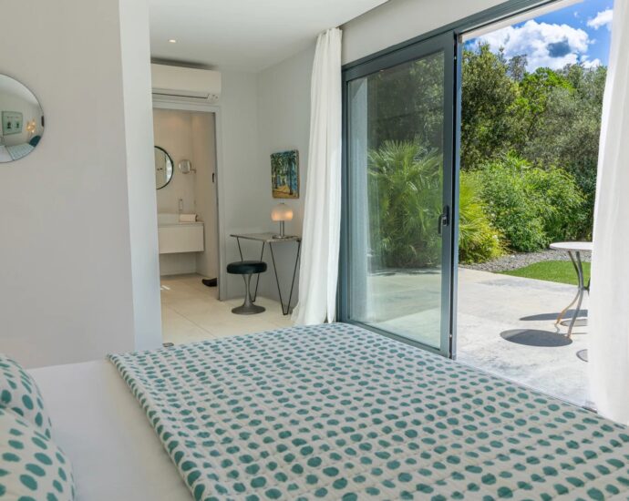 Pinarello, Contemporary 5-Bedroom Villa with Pool and Sea View, Nestled in the Heart of the Maquis