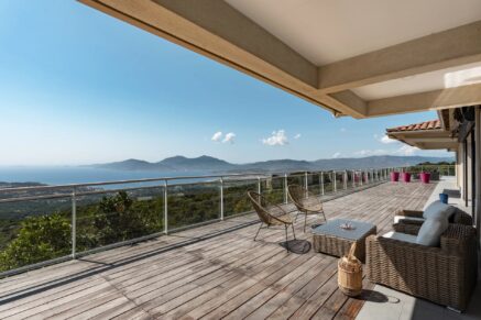 Porticcio, villa de plain-pied, 4 chambres, piscine, vue mer panoramique, proche des plages