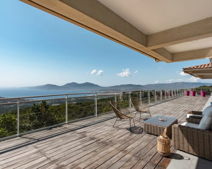 Porticcio, villa de plain-pied, 4 chambres, piscine, vue mer panoramique, proche des plages