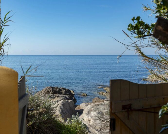 Exclusivité, Ajaccio, Villa, pieds dans l’eau, vue mer panoramique, 6 chambres, plage à pieds