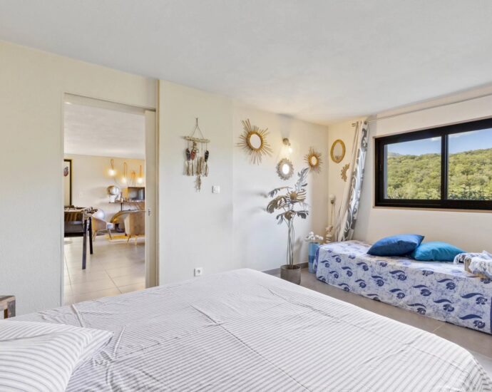 Porto-vecchio – Villa T4 + 1 appartement T2 et 1 chambre indépendante, vue mer et piscine