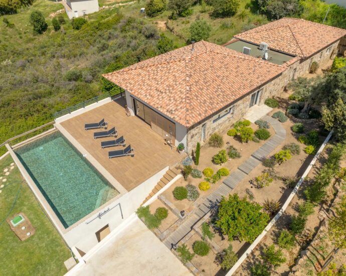 Rive Sud d’Ajaccio, villa récente, vue mer panoramique, 5 chambres, piscine, proches plages.