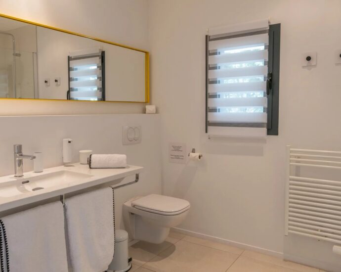 Pinarello, Contemporary 5-Bedroom Villa with Pool and Sea View, Nestled in the Heart of the Maquis