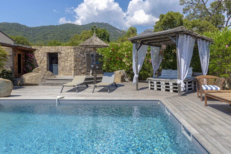 Sainte Lucie de Porto Vecchio, villa T6,  avec piscine, proche plage et fleuve