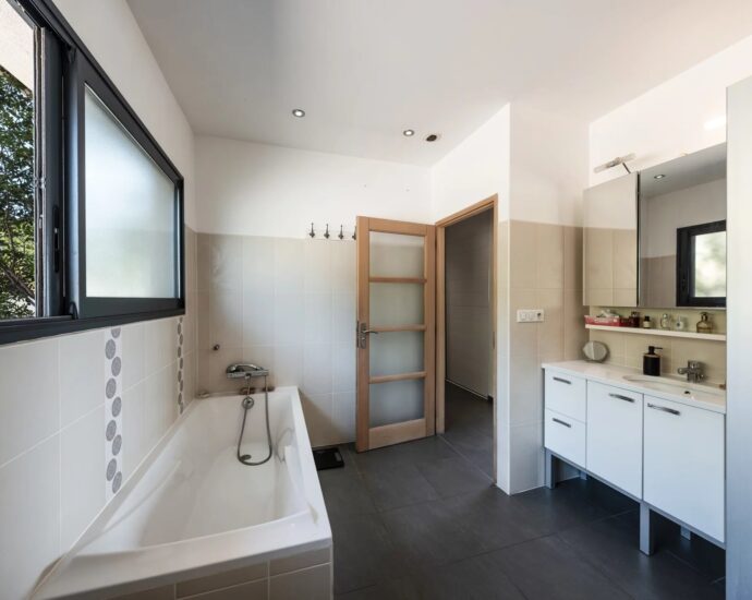 Porticcio, villa de plain-pied, 4 chambres, piscine, vue mer panoramique, proche des plages