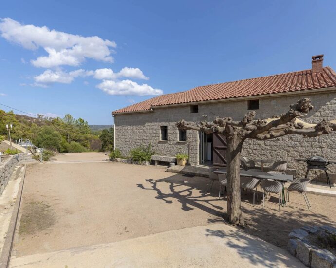 Hameau de Gialla, Villa en pierres, 7 chambres, Appartement indépendant, Piscine, Aperçu mer, proche plages de Saint-Cyprien et Cala Rossa