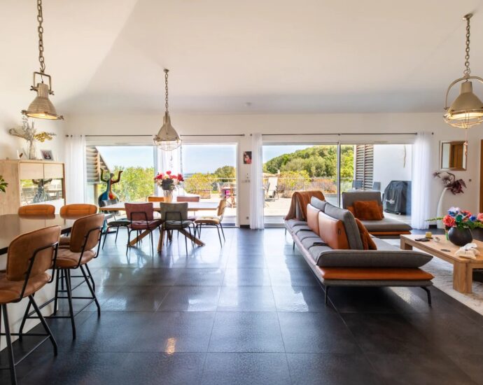 Porto-Vecchio, Trinité, villa d’architecte, 5 chambres, piscine, aperçu mer et montagnes