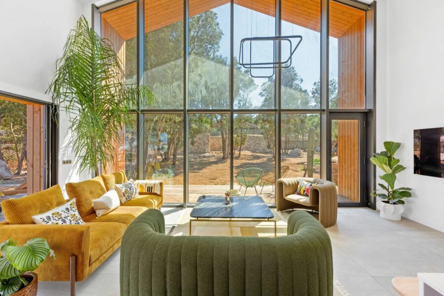 Bonifacio, contemporary villa, close to the beach and town center.