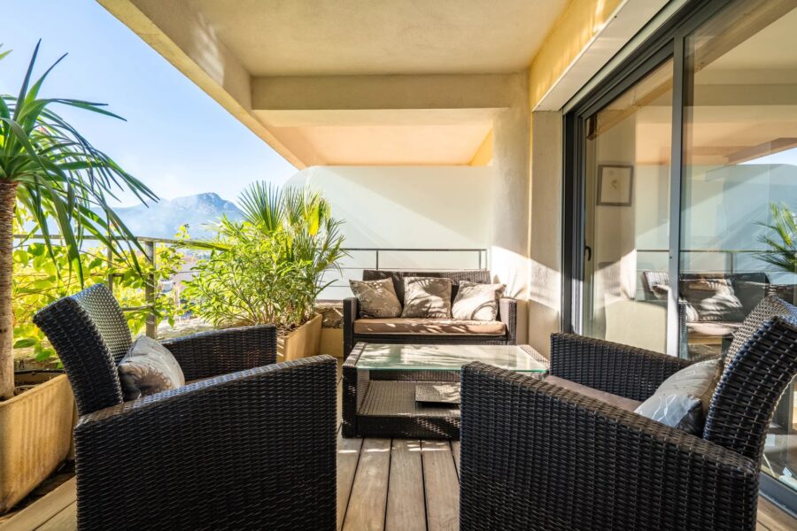 Calvi, town centre, 5-room flat, large terrace and beach on foot