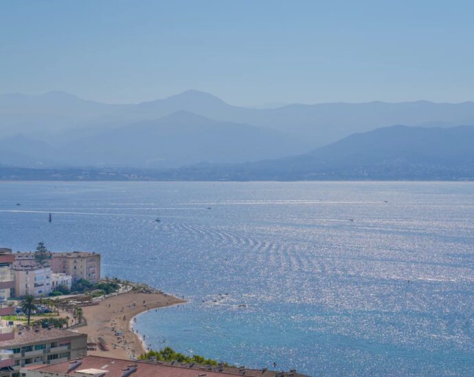 Ajaccio, Appartement en duplex, 3 chambres, terrasse, vue mer panoramique, proche plage