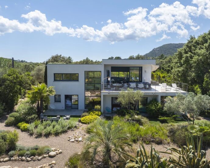 Pinarello, Contemporary 5-Bedroom Villa with Pool and Sea View, Nestled in the Heart of the Maquis