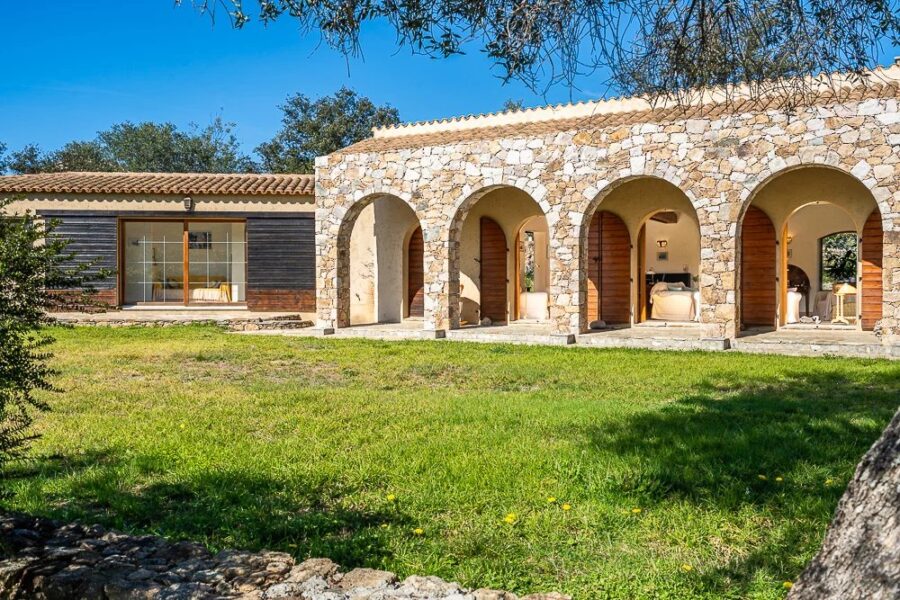 L’Ile Rousse, villa de plain-pied avec piscine sur terrain de 2.2 hectares, vue montagnes, proche plage