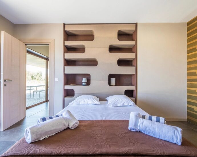 Arasu, villa d’architecte, plain-pied, 4 chambres, piscine, vue dégagée sur les montagnes, proche plages de Saint-Cyprien