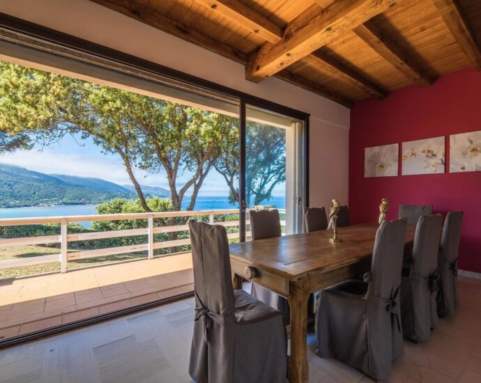 Nord d’Ajaccio, Tiuccia, villa, 5 chambres, piscine, vue mer panoramique, plage à pieds