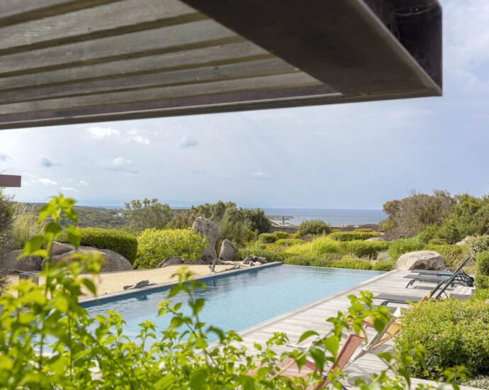 Exclusivité, Pianotolli-Caldarello, Villa d’architecte, 5 Chambres, Piscine à débordement, Vue mer, proche plage de Chevano