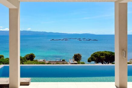 Ajaccio, Route des Sanguinaires, Villa contemporaine, vue mer panoramique, 6 chambres, piscine à débordement, plage à pied