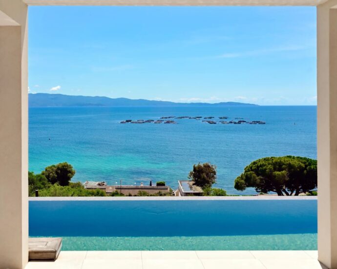Ajaccio, Route des Sanguinaires, Villa contemporaine, vue mer panoramique, 6 chambres, piscine à débordement, plage à pied