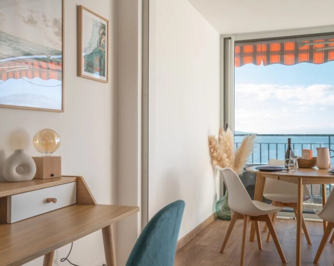 Exclusivité, Ajaccio, Route des Sanguinaires, Appartement, une chambre,  vue mer panoramique, plage à pied