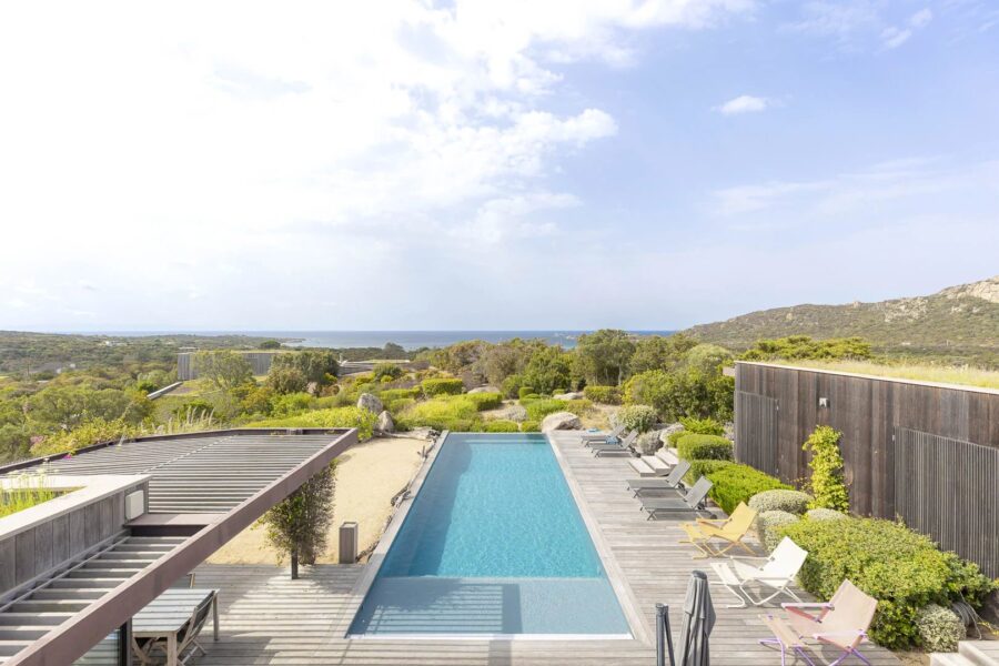 Exclusivité, Pianotolli-Caldarello, Villa d’architecte, 5 Chambres, Piscine à débordement, Vue mer, proche plage de Chevano