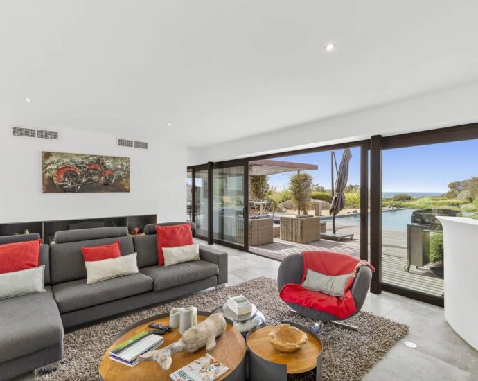 Exclusivité, Pianotolli-Caldarello, Villa d’architecte, 5 Chambres, Piscine à débordement, Vue mer, proche plage de Chevano