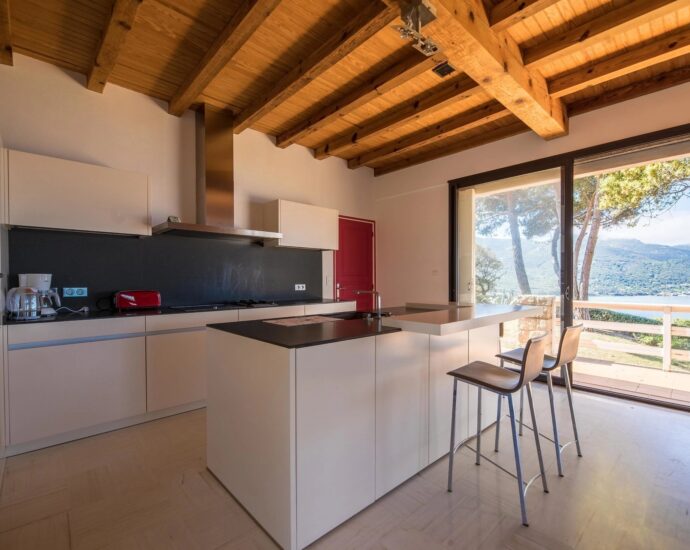 Nord d’Ajaccio, Tiuccia, villa, 5 chambres, piscine, vue mer panoramique, plage à pieds