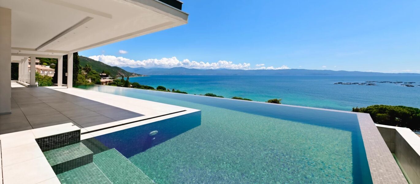 Ajaccio, Route des Sanguinaires, Villa contemporaine, vue mer panoramique, 6 chambres, piscine à débordement, plage à pied