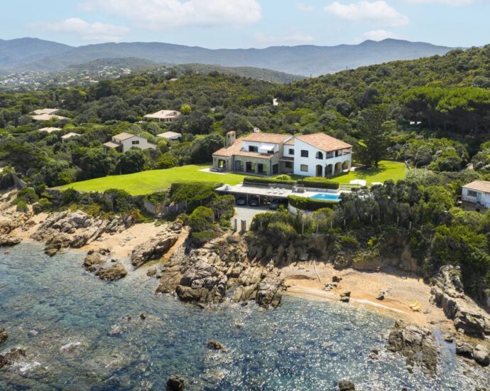 Porticcio, Presqu’île d’Isolella, Villa pieds dans l’eau, 7 chambres, piscine, plage à pied, vue mer panoramique