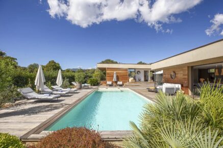 Pinarello, private estate, 4-bedroom villa, pool, open views over the maquis, walking distance to the beach