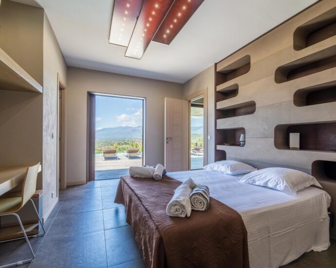 Arasu, villa d’architecte, plain-pied, 4 chambres, piscine, vue dégagée sur les montagnes, proche plages de Saint-Cyprien