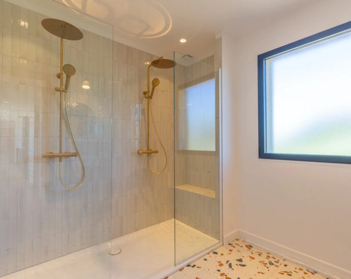 Pinarello, Exclusivité, Villa neuve en pierre, 4 chambres, piscine, vue mer et plage à pied