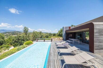 Arasu, villa d’architecte, plain-pied, 4 chambres, piscine, vue dégagée sur les montagnes, proche plages de Saint-Cyprien