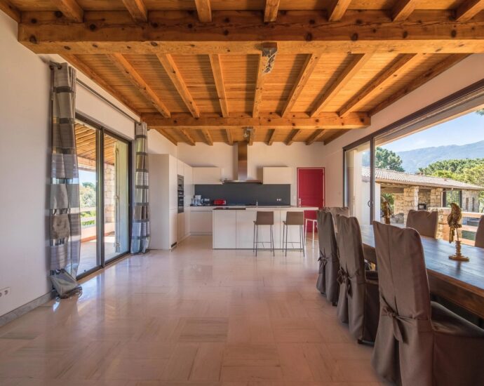 Nord d’Ajaccio, Tiuccia, villa, 5 chambres, piscine, vue mer panoramique, plage à pieds