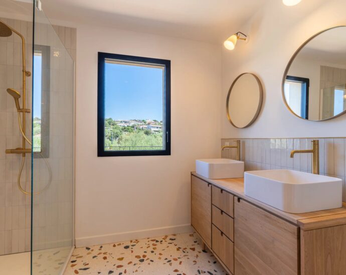 Pinarello, Exclusivité, Villa neuve en pierre, 4 chambres, piscine, vue mer et plage à pied