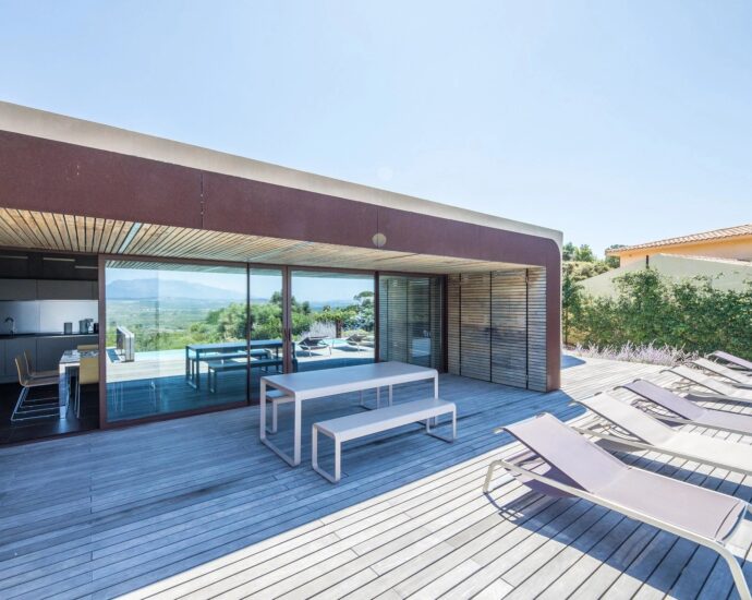 Arasu, villa d’architecte, plain-pied, 4 chambres, piscine, vue dégagée sur les montagnes, proche plages de Saint-Cyprien