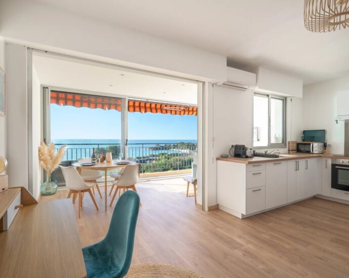 Exclusivité, Ajaccio, Route des Sanguinaires, Appartement, une chambre,  vue mer panoramique, plage à pied