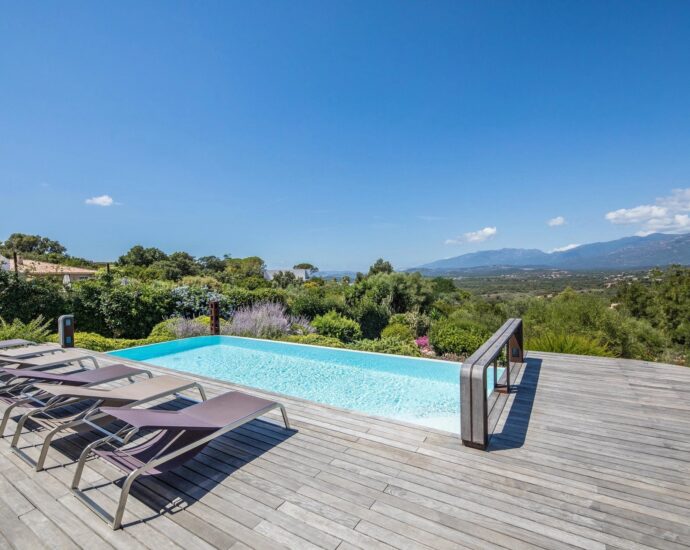 Arasu, villa d’architecte, plain-pied, 4 chambres, piscine, vue dégagée sur les montagnes, proche plages de Saint-Cyprien