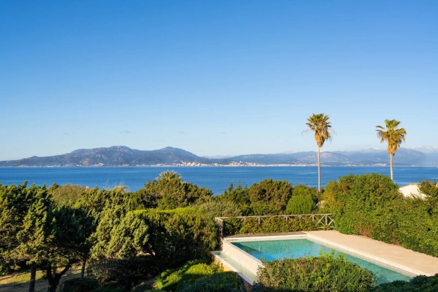 Coti-Chiavari – Property located on the Castagna Peninsula with a 6-bedroom villa and panoramic sea views