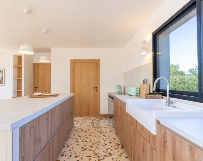 Pinarello, Exclusivité, Villa neuve en pierre, 4 chambres, piscine, vue mer et plage à pied
