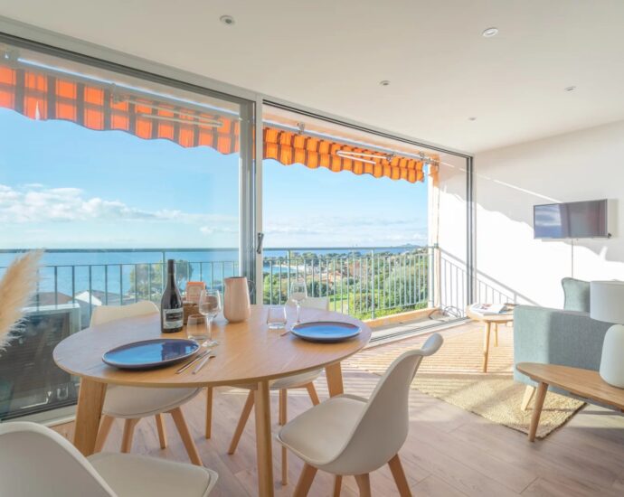Exclusivité, Ajaccio, Route des Sanguinaires, Appartement, une chambre,  vue mer panoramique, plage à pied