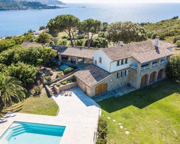 Nord d’Ajaccio, Tiuccia, villa, 5 chambres, piscine, vue mer panoramique, plage à pieds