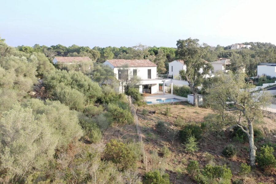 Pinarello – New Villa, 5 Bedrooms, Pool, Garage, and Walking Distance to the Beach
