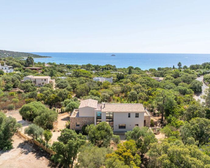 Pinarello, Exclusivité, Villa neuve en pierre, 4 chambres, piscine, vue mer et plage à pied