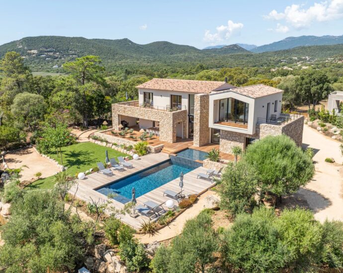 Pinarello, Exclusivité, Villa neuve en pierre, 4 chambres, piscine, vue mer et plage à pied