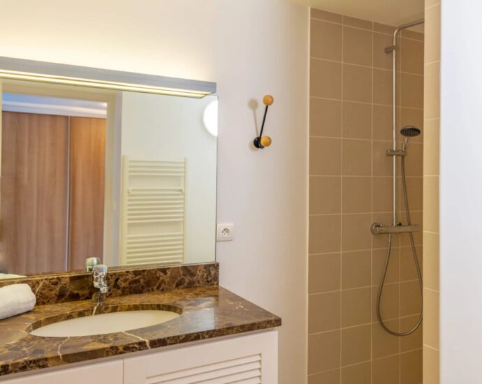 Calvi. 5-bedroom villa. panoramic sea view. heated pool. close to beaches.