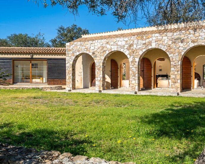 L’Ile Rousse, villa de plain-pied avec piscine sur terrain de 2.2 hectares, vue montagnes, proche plage