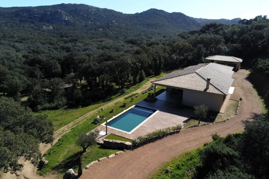 Porto-Vecchio, Contemporary villa, 4 bedrooms, swimming pool, near the beach of Santa Giulia