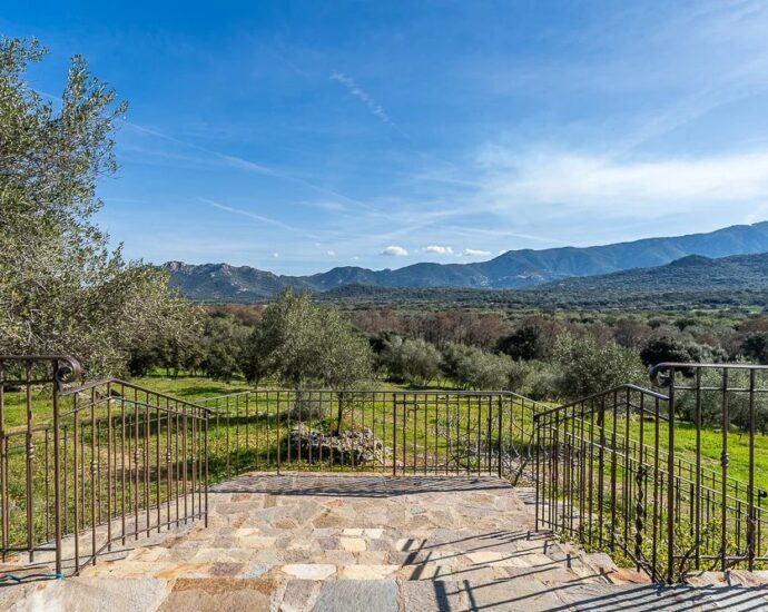L’Ile Rousse, villa de plain-pied avec piscine sur terrain de 2.2 hectares, vue montagnes, proche plage